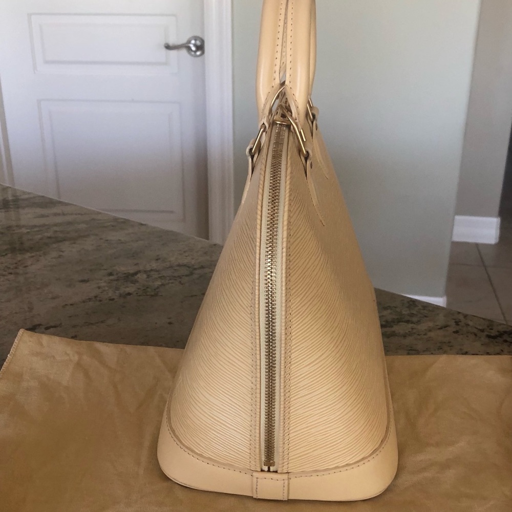 Authentic Louis Vuitton Creme Alma Leather Handbag - Picture 3 of 9